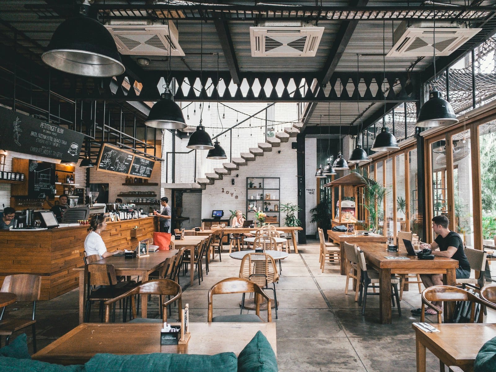 Stoly v restauraci